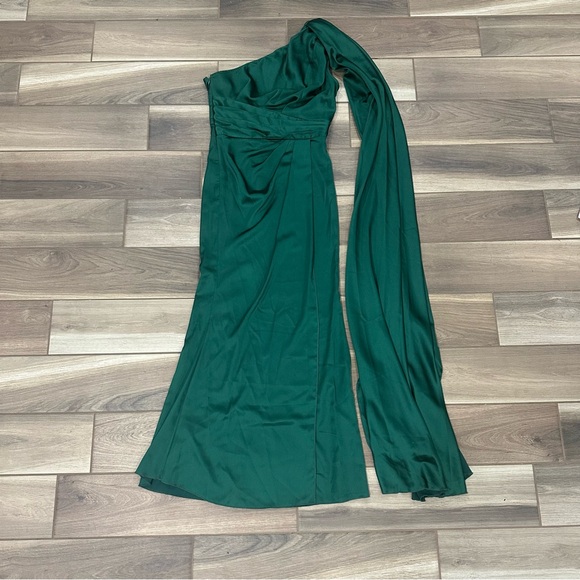 Elegant Green One-Shoulder Dress - Picture 4 of 10